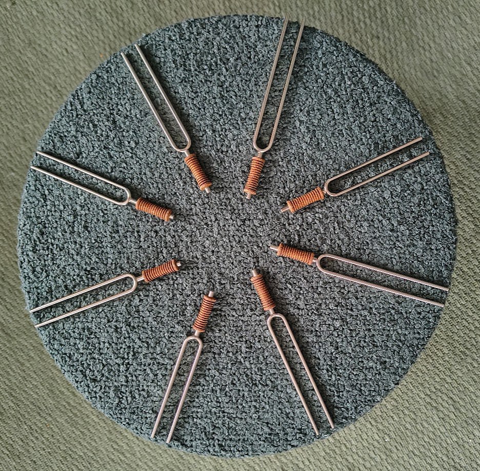 Stimmgabeln im Kreis angeordnet